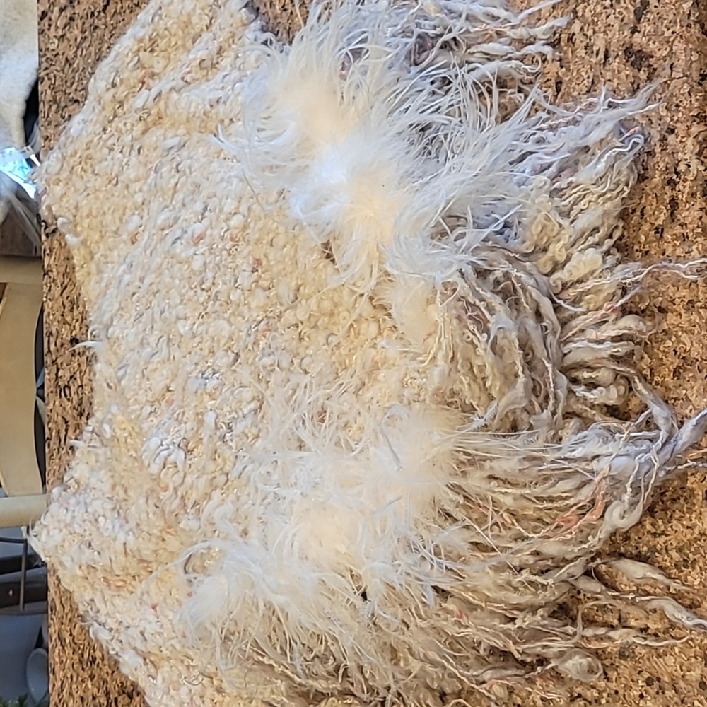 Thick fuzzy shawl with feather - Picture 11 of 11